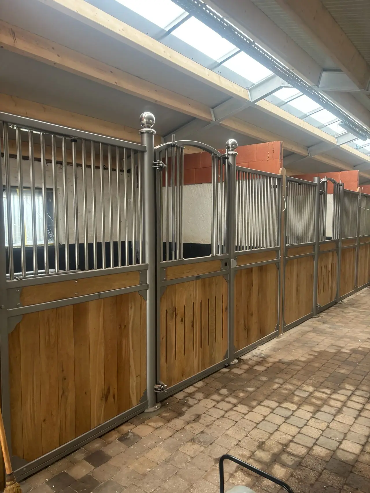 Paardenstallen in Zandhoven, opgeleverd